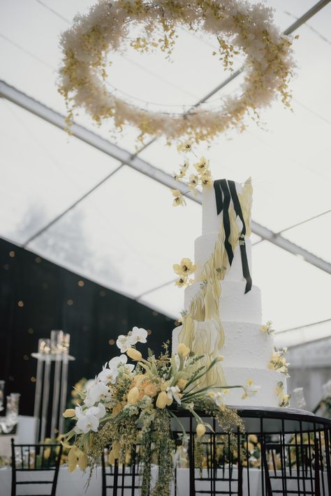 Black White And Yellow Wedding, Black And Yellow Wedding, Yellow White Wedding, Nice Cakes, Modern Wedding Theme, Monochrome Wedding, Dark Green Wedding, Monochrome Weddings, Monochromatic Color Palette