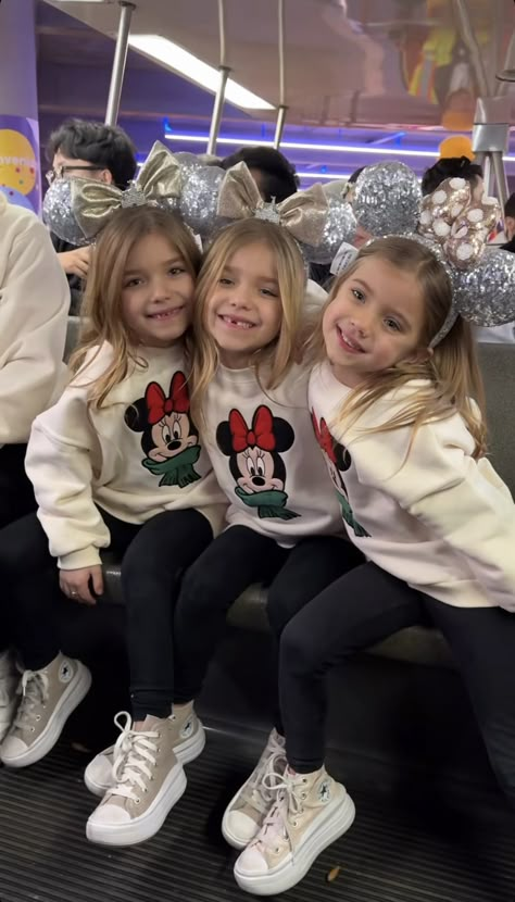 Family With Triplets, Taytum Oakley And Halston, Oakley And Taytum Fisher, Taytum And Oakley And Halston, Fisher Fam, Sturniolo Triplets With Maddie, Taytum And Oakley, Cute Family Photos, Human Body Parts