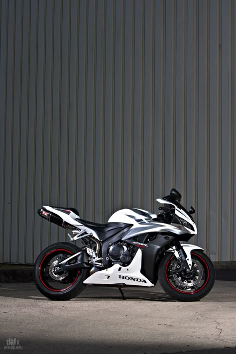 125cc Motorbike, Honda Cbr 125, Honda 125, White Bike, Image Moto, Cbr 600rr, Motorcross Bike, Bike Aesthetic, Motos Honda