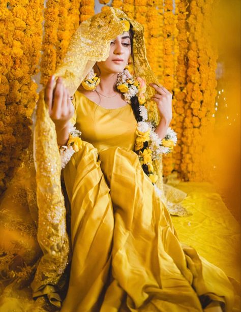 Holud Bride, Mayoon Dresses, Haldi Pose, Haldi Poses For Bride, Haldi Poses, Haldi Bride, Poses For Bride, Haldi Photoshoot, Ceremony Outfit