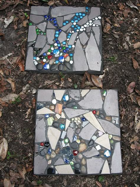 Love this idea by ...  http://www.flickr.com/photos/fiddlekate/ Diy Mosaic Garden, Decorative Stepping Stones, Stepping Stones Diy, Mosaic Stepping Stones, Cement Diy, Mosaic Stained, Garden Stepping Stones, Mosaic Madness, Pebble Mosaic