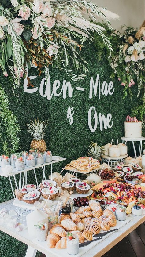 1st Birthday Brunch, Birthday Brunch Ideas, First Birthday Brunch, Brunch Party Decorations, Display Tables, Girly Birthday Party, Girly Birthday, Brunch Decor, Bohemian Party