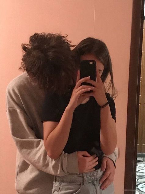 Photos Couple Mignon, Teenage Romance, Image Couple, Teenage Love, Couple Goals Teenagers, Couple Selfies, Couples Vibe, Cute Relationship Photos, Foto Poses