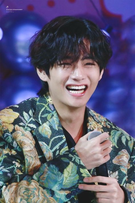 nochu⁷ on Twitter: "Taehyung laughing and reaching his peak happiness: A healing thread… " V And Jin, Taehyung Smile, V Smile, V Bts Wallpaper, Golden Disk Awards, Taehyung Photoshoot, Jairzinho, Vogue Korea, Kim Taehyung Wallpaper