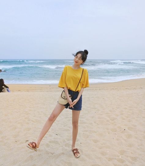 Korean Fashion Blog online style trend Korean Summer Outfits Beach, Korean Beach Outfit, Korean Beach Outfit Aesthetic, Beach Fits Korean, Sea Outfit Summer Korean, Korean Summer Outfits, Ulzzang Girl Beach, Korean Summer, Korean Fashion Summer