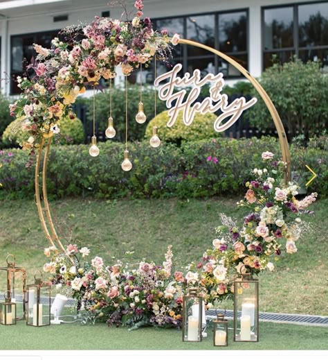 Wedding Floral Ring Backdrop, Gold Circle Backdrop Wedding, Circle Stand Decor, Round Backdrop Ideas With Flowers, Wedding Decor Under Tree, Diy Round Arch For Wedding, Photo Backdrop Circle, Gold Ring Backdrop With Flowers, Greenery Wedding Arches