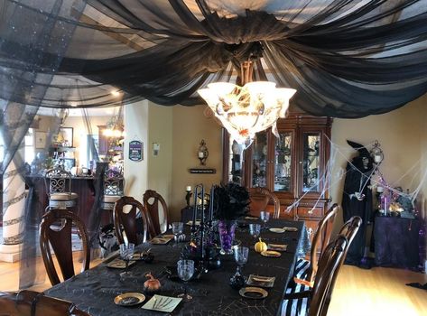 Halloween Ceiling Decor Ideas, Haunted Bedroom Ideas, Spooky Fairytale Party, Creepy Dining Room, Gothic Mansion Halloween Decor, Halloween Gauze Decor, Goth Ceiling Decor, Halloween Party Ceiling Decor, Gothic Decorations Party