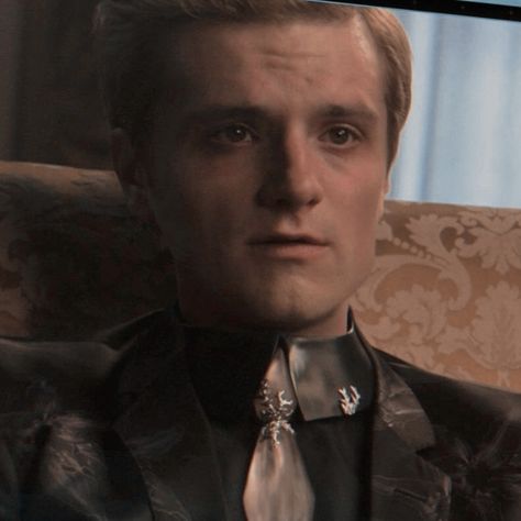 Mockingjay | Peeta Mellark icon Peeta Mockingjay Hijacked, Peeta Mellark Aesthetic Icons, Peeta Mellark Mockingjay Part 2, Peeta Mellark Hijacked, Hijacked Peeta Mellark, Peeta Mellark Icons, Peeta Mellark Mockingjay, Petta Malark, Hijacked Peeta