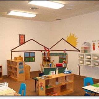 love the decor on the walls - saves space and adds detail to house centre - can change outside view as seasons change Classroom Playhouse, Exterior Lighting Ideas, Exterior Bungalow, Shingles Roofing, Preschool Rooms, Dramatic Play Area, Dramatic Play Preschool, Classroom Centers, Dramatic Play Centers