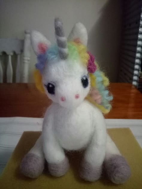 Needle Felting Unicorn, Felted Unicorn, Needle Felting Diy Tutorials, Altoid Tin Ideas, Felt Crafts Dolls, Tin Projects, Needle Felting Tutorial, Felting Diy, Altoid Tin