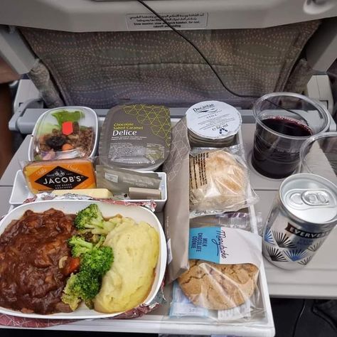 Airplane Meals, Microwave Dinner, Lunchtime Meals, Microwave Dinners, Airplane Food, Braised Beef, Qatar Airways, Food Quality, Lunch Time