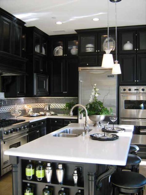 Black cabinets white counter, silver appliances Black Kitchen Design, Model Dapur, Silver Kitchen, White Kitchen Decor, Black Kitchen Cabinets, Fabulous Kitchens, Backsplash Ideas, Kitchen Tile, Black Kitchen