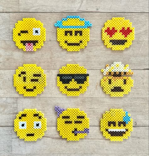 Perler Bead Patterns Smiley Face, Smiley Beads, Christmas Perler Beads, Emoji Patterns, Hamma Beads Ideas, Pearl Beads Pattern, Easy Perler Beads Ideas, Hamma Beads, Funny Cross Stitch Patterns