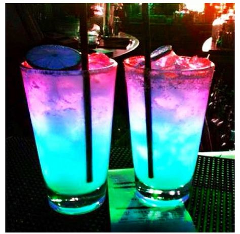 Neon drinks Neon Birthday Party, Glow Birthday Party, Blacklight Party, Neon Birthday, Ballroom Costumes, Glow Birthday, Colorful Drinks, Pretty Drinks, Jello Shots