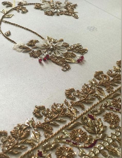 Gold Color Blouse Aari Work Designs, Zardozi Work Design Gold Embroidery, Zardozi Embroidery Designs Pattern, Zari Work Embroidery Design, Embroidery Zardozi, Zardosi Embroidery, Gold Work Embroidery, Embroidery Fashion Detail, Zardozi Work