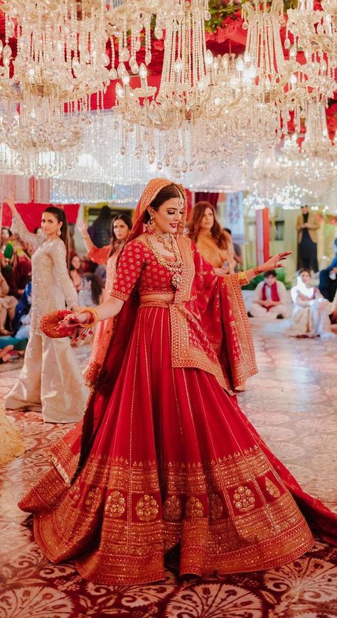 Latest Wedding Lehenga Designs, Bridle Lehnga Indian Weddings, Simple Red Bridal Lehenga, Maroon Bridal Lehenga, Indian Bridal Wear Red, Bride Fashion Illustration, Rajasthani Bride, Best Indian Wedding Dresses, Latest Bridal Lehenga Designs