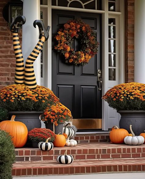 45 Fall Decor Ideas for Home Outdoor - Home Soils Outdoor Entrance Ideas, Modern Front Porch Decor, Front Yard Halloween, Front Yard Halloween Decorations, Fall Entryway Decor, Halloween Entryway, Fall Porch Ideas, Fall Front Porch Decor Ideas, Thanksgiving Flowers