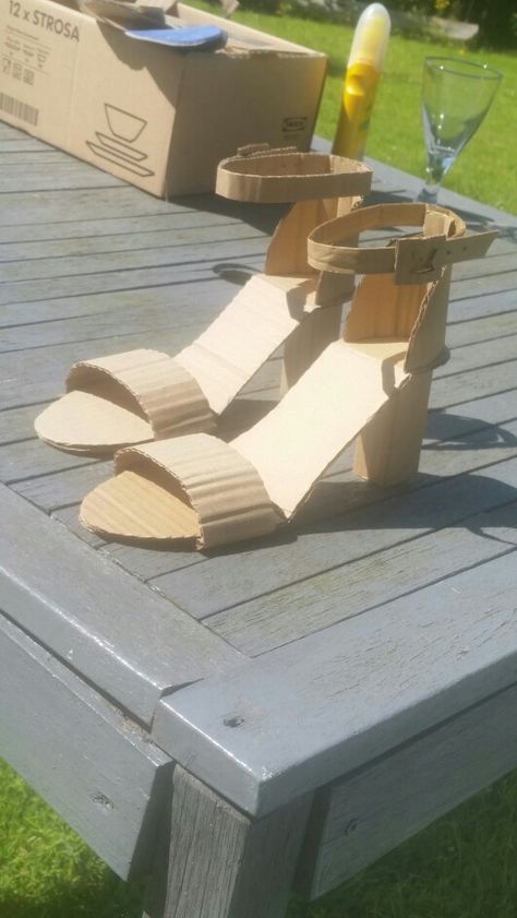 Cardboard sandles Wearable Cardboard Art, Cardboard Shoes, Recycled Dress Ideas, Cardboard Art Projects, Paper Mache Wall Art, Recycled Shoes, 3d Art Projects, Paper Shoes, Cardboard Crafts Diy