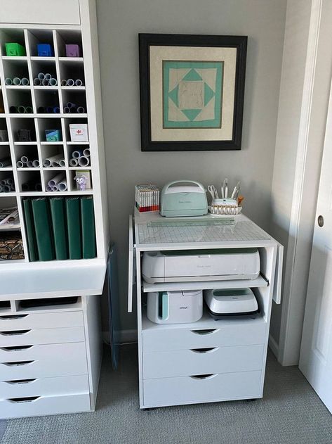 Circuit Desk Set Up, Cricut Office Organization, Cricut Room Set Up, Ikea Cricut Storage, Cricut Organization Ideas Small Space, Small Cricut Workspace, Cricut Room Ideas, Cricut Work Station Ideas, Cricut Setup Room Ideas