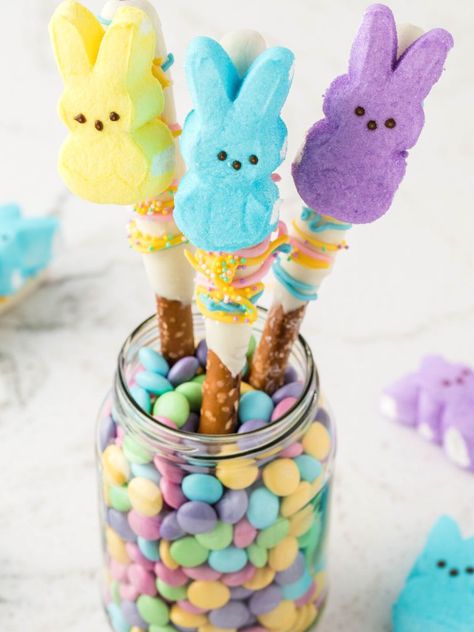 Dipped pretzel sitting inside a glass jar. Chocolate Covered Pretzels Rods, Easter Classroom Treats, Chocolate Covered Pretzel Sticks, Cute Easter Desserts, Easter Rice Krispie Treats, Fun Easter Treats, Easter Classroom, Easter Food Crafts, Eating On A Dime