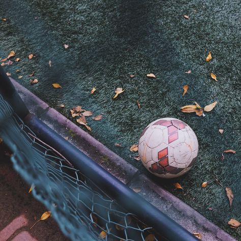 TAKE IT EASY: THE POLITICS OF WALKING FOOTBALL Soccer Photography, Doterra Wellness Advocate, Professional Soccer, Sports Aesthetic, Soccer Girl, Sports Wallpapers, Football Pictures, Soccer Pictures, Football Wallpaper