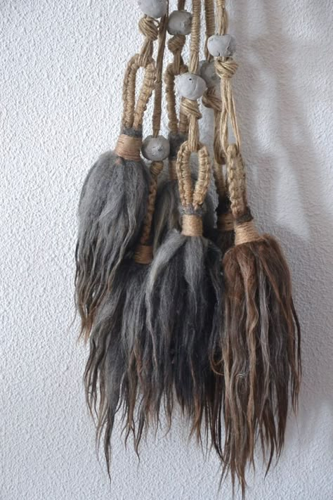 Tassen Hanger, Tovad Ull, Diy Tassel Garland, Tassel Crafts, Diy Tassel, Tassel Garland, Macrame Ideas, Macrame Projects, Diy Crafts For Home Decor