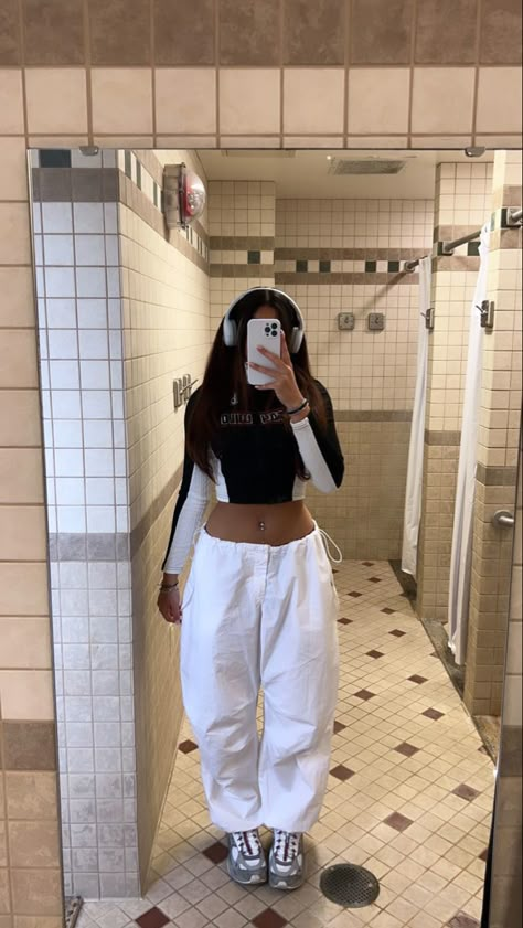 Parachute Pants Outfit Street Styles, White Parachute Pants Outfit Aesthetic, White Parachute Pants Outfit Streetwear, Parachuet Pants, White Parashoot Pants Outfit, Outfits With White Parachute Pants, How To Style White Parachute Pants, Styling White Parachute Pants, Parashut Pants Outfit Winter