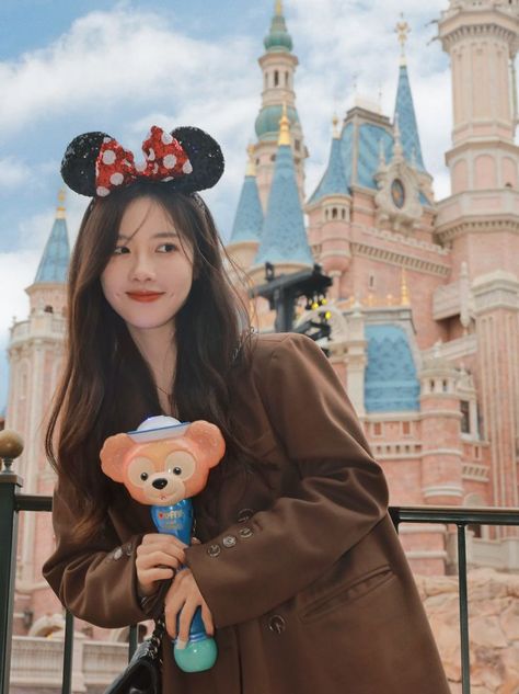 Hongkong Disneyland Outfit, Disneyland Couples Pictures, Disneyland Outfit Spring, Tokyo Outfits, Tokyo Aesthetic, Tokyo Photos, Disney Outfits Women, Disney Tokyo, Disneyland Photos