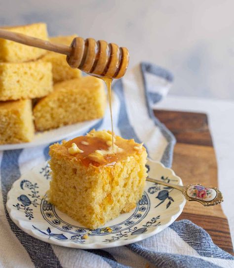 Easy Cornbread Recipe - Moist and Fluffy Homemade Cornbread! Sweet Corn Bread, Bread Calories, Easy Cornbread Recipe, Cheesy Cornbread, Best Cornbread Recipe, Camp Recipes, Cornbread Recipe Sweet, Gluten Free Baking Mix, Vegan Cornbread