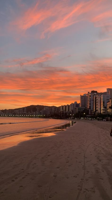 Praia wallpaper santa catarina Santa Catarina Aesthetic, Beach Sunset Wallpaper, Dark Phone Wallpapers, Look At The Sky, Sunset Wallpaper, Sunset Pictures, Gorgeous View, Summer Pictures, Island Life