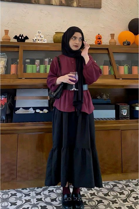 Follow Me ! Model Hijab Remaja Modis  Cardigan #ootd #hijab #remaja Ootd Kemeja Maroon, Maroon Casual Outfit, Outfit Rok Hitam, Hijabi Cardigan Outfit, Maroon Hijab Outfit, Concert Outfit Ideas Hijab, Black Skirt Outfit Hijab, Birthday Outfit Hijab, Kemeja Outfit