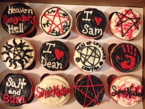 Supernatural Wedding Cake, Supernatural Themed Cake, Supernatural Party Theme, Supernatural Themed Food, Supernatural Cakes Birthdays, Supernatural Food Ideas, Supernatural Wedding Theme, Supernatural Party Ideas, Fandom Cupcakes