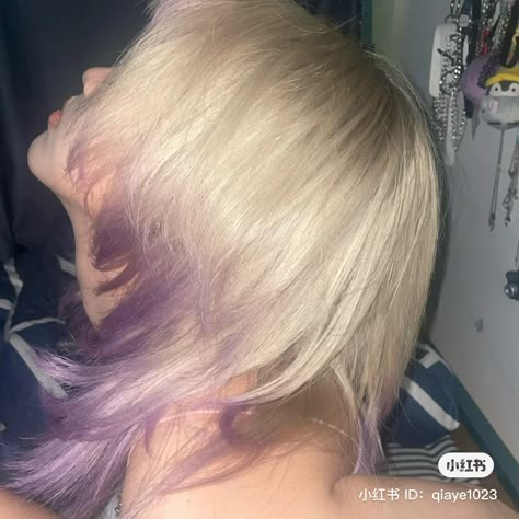 Underdye Blonde, Blonde And Purple Peekaboo, Underhair Color Dyed Hair Purple, Purple Tips Hair Blonde, Half Blonde Half Purple Hair, Blonde And Purple Hair Short, Blonde To Purple Hair, Blonde Hair With Lilac Underneath, Purple Hair Light