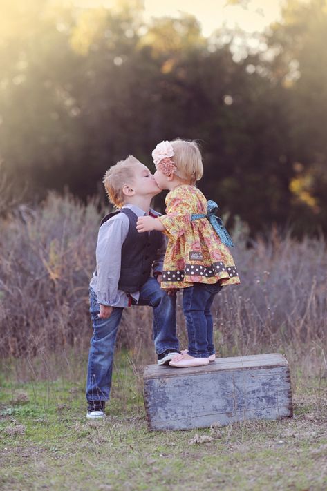 kids kissing Kids Kissing, Kids In Love, Baby Kiss, Hugs And Cuddles, Big Kiss, Cute Couple Quotes, Country Kids, Love You Baby