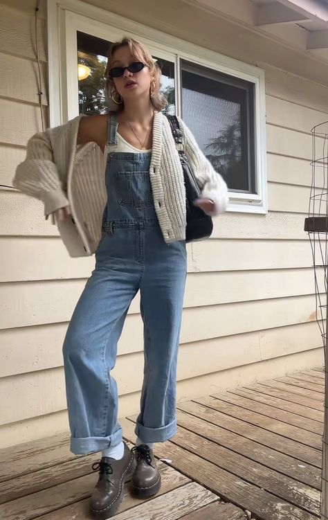 Dungaree Outfits For Women, Overalls Aesthetic Fall, Loose Overalls Outfit Winter, Overalls And Docs Outfit, Winter Denim Overalls Outfit, Teacher Outfits Overalls, Overall Cardigan Outfit, Overalls Cold Weather, Overalls With Cardigan Outfit