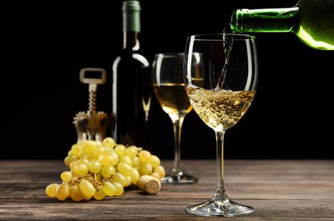 Esta bebida es clásica por su sabor y por la cantidad de platillos con los que se puede acompañar. Conoce aquí los beneficios del vino blanco. ¡Los amarás! The post Beneficios del vino blanco que no te puedes perder appeared first on Cocina Vital - ¿Qué cocinar hoy?. Champagne Flute, White Wine, Wine Glass, Alcoholic Drinks, Wine, Tableware, Memes, Glass