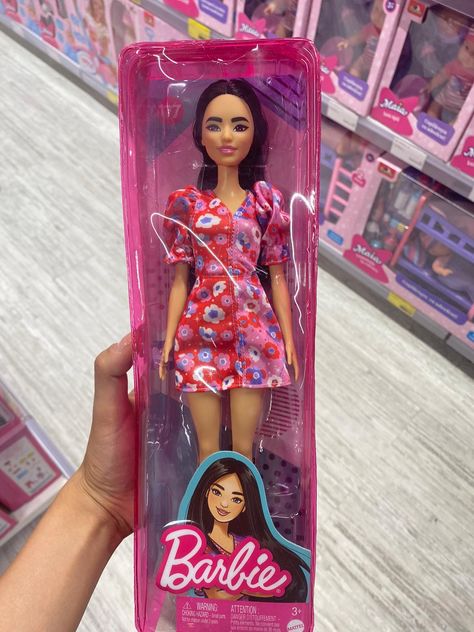 Barbie Spiderman, Kawaii Purse, Original Barbie Doll, Barbie Stories, Doll House People, Hair Contouring, Barbie Aesthetic, Airport Pictures, Barbie Collector Dolls