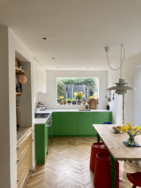 Kitchen Green, Up House, Retro Stil, Interior Inspo, Home Decor Kitchen, Dream Kitchen, 인테리어 디자인, A Kitchen, Kitchen Inspirations