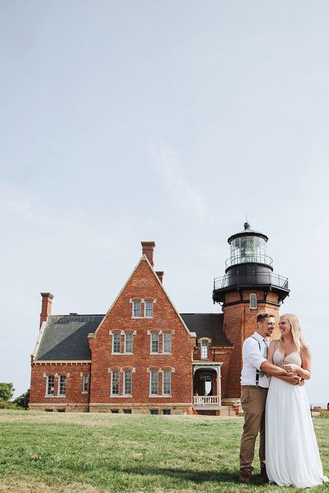 Couple gets married in front of a lighthouse on Block Island. Small outdoor wedding venues in RI. Rhode Island wedding packages. Newport Beach House Wedding Rhode Island, Wedding Venue Rhode Island, Newport Rhode Island Wedding Venues, Wedding Venues Rhode Island, Rhode Island Wedding Venues, Free Wedding Venues, Cottage Core Wedding, Newport Beach House, Block Island Wedding