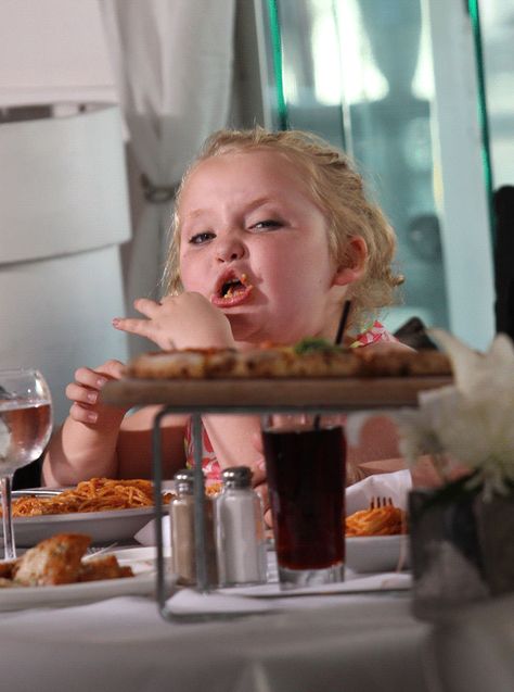 Honey Boo Boo Enjoying A Fancy Hollywood Dinner In 11 Images Cheat Day Quotes, Memes About Food, Honey Boo Boo, Diet Humor, Food Memes, Gym Food, Cheat Day, Gym Quote, Workout Memes