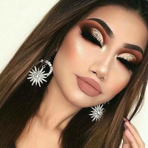 10 errores de maquillaje de noche para fiesta elegante - Mujer de 10: Guía real para la mujer actual. Entérate ya. Pageant Makeup, Concert Makeup, Makeup 2018, Smokey Eyeshadow, Pinterest Makeup, Makijaż Smokey Eye, Makeup Designs, Makeup Goals, Smokey Eye Makeup