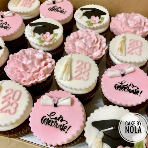 Cupcakes Decoration For Graduation, Graduation Cupcakes 2020, Graduation Cupcake Designs, Senior Cupcakes, Graduation Cake And Cupcake Ideas, Nursing Graduation Cupcakes, Combined Birthday And Graduation Party, Graduation Cupcakes Pink, Cupcakes For Graduation Party