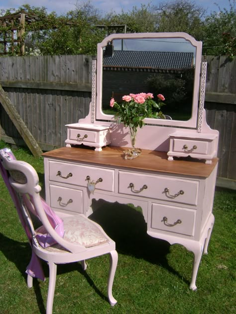 Oh so pretty in pink ...this is my favorite shade of pink <3 Dressing Table And Chair, Brick By Brick, Pink Vanity, Pink Furniture, Dressing Table With Chair, Cute Furniture, Bee In My Bonnet, Bedroom Modern, Aesthetic Rooms