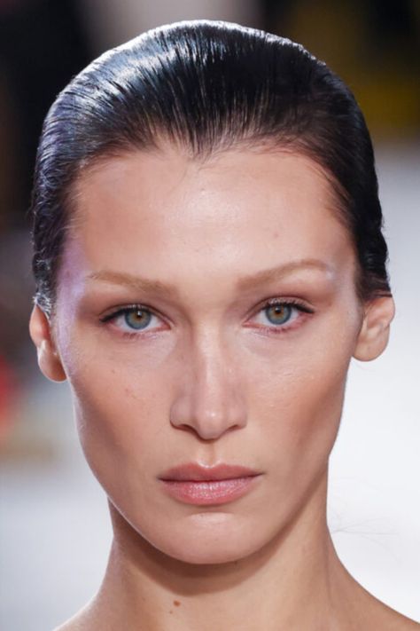 Celebrities With No Makeup, Bella Hadid No Makeup, Model No Makeup, Woman No Makeup, Model Face Woman, Model Face Reference, Bella Hadid Face, Face No Makeup, Minimalistic Makeup