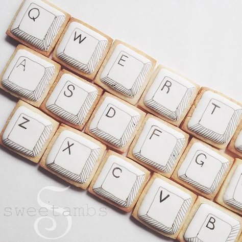 A few weeks ago, I was asked to participate in an ad campaign for Squarespace. Rather than just talking about their website building service and tacking it at the beginning of my tutorial, I decided to use the cookies as props! These computer keyboar Computer Cookies, Computer Cake, Computer Theme, Tårta Design, Geek Party, Decorated Cookies Tutorial, Iced Biscuits, Cookie Tutorials, Creative Cookies