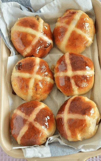 Bake your own hot cross buns this Easter - Mouths of Mums Paul Hollywood Recipes, Meat Bun, Cross Buns Recipe, Easy Vegetable Soup, Hot Cross Buns Recipe, Mushroom Soup Recipes, Paul Hollywood, Buns Recipe, Easter Baking