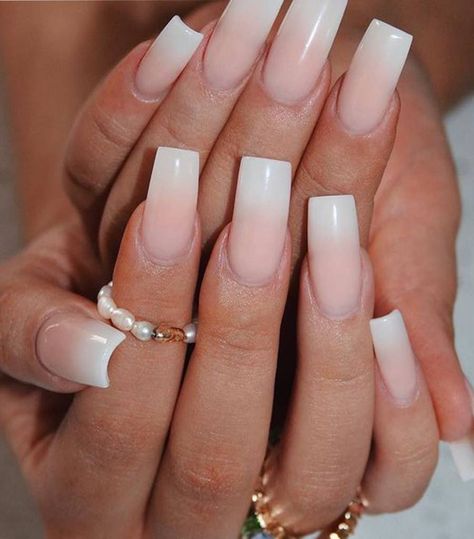 The 10 Best '90s Nail Trends That Need to Come Back | Who What Wear 90s Nails, Natural Nail Art, Funky Nail Art, Curved Nails, Retro Nails, Black Acrylic Nails, Dot Nail Art, Minimalist Nail Art, Brown Lipstick