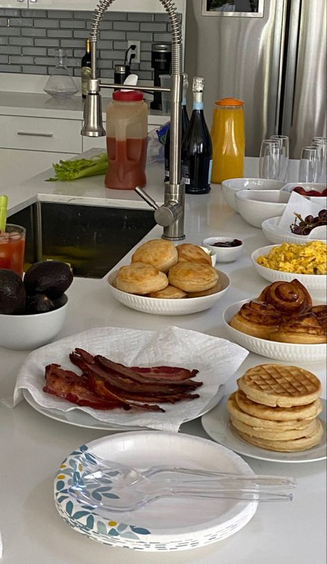 Family Breakfast Table, Eating Pictures, Breakfast Pictures, Sunday Morning Breakfast, Cooking Breakfast, Breakfast Aesthetic, Healthy Eating Breakfast, Meal Prep Clean Eating, Birthday Breakfast