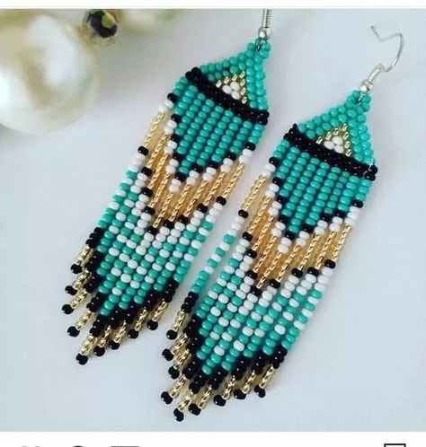 Caribou Tufting, Bead Embroidery Earrings, Brick Stitch Pattern Earring, Simple Bead Earrings, Seed Bead Embroidery, Seed Bead Patterns Free, Native Designs, Embroidery Earrings, Loom Designs