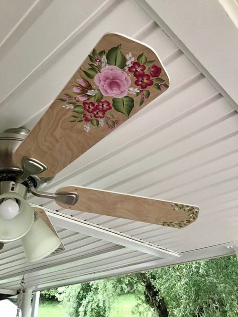 Flower Ceiling Fans, Wallpaper Ceiling Fan Blades, Fan Painting Ideas Ceiling, Painting Fan Blades Diy, Maximalist Ceiling Fan, Painted Fan Blades Aesthetic, Cottagecore Ceiling Fan, Painted Ceiling Fan Ideas, Cute Ceiling Fans